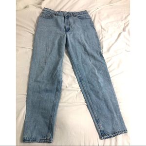 Levi’s Women’s 550 Relaxed Fit Tapered Leg Straight Jeans Light Wash